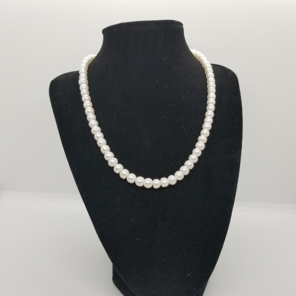 Jewelry - single strand of white pearls